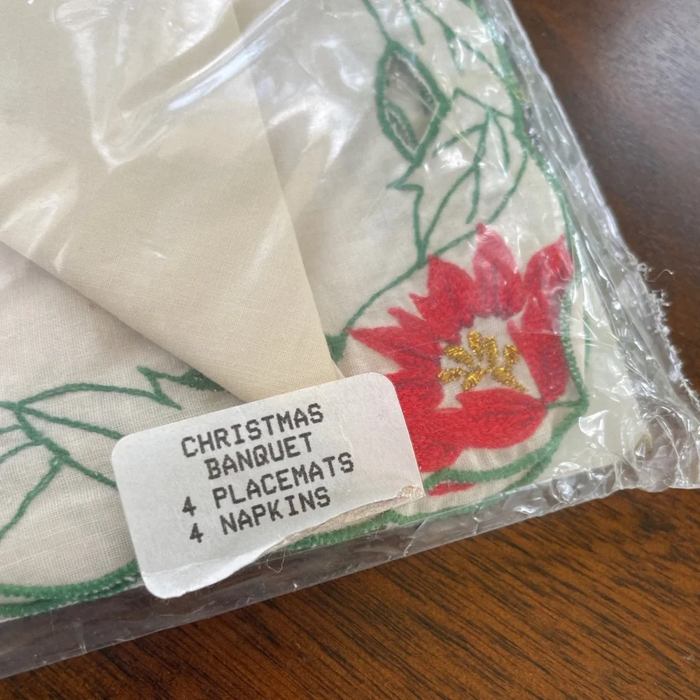 Christmas Placemat & Napkin 8pc Set NOS Vintage Poinsettia Cut‎ Work Embroidery